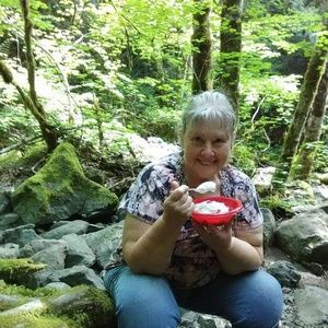 Meet your Posher, Claudia